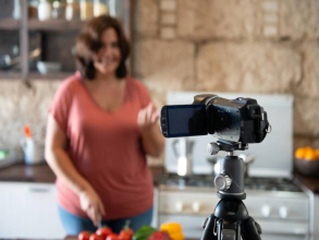 How to Choose a Vlogging Camera? Best Camera for Vlogging